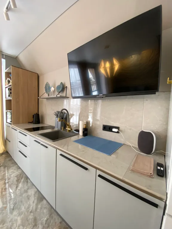 Дом на озере с бассейном