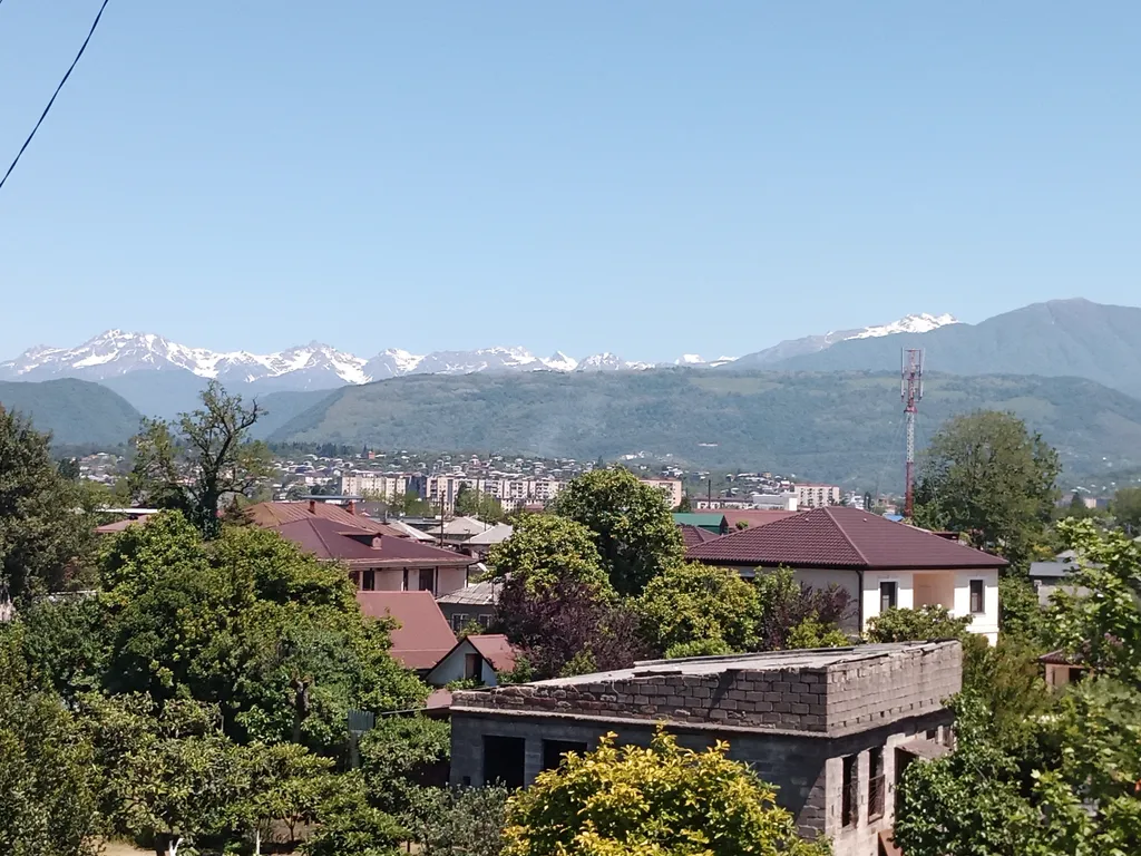 Маяк и море через дорогу