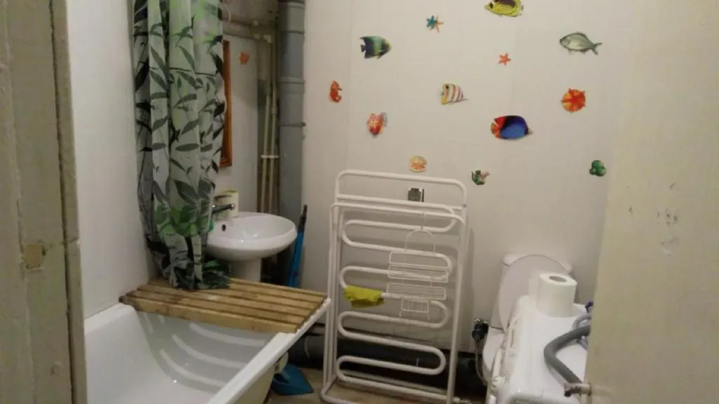 Через дорогу - море