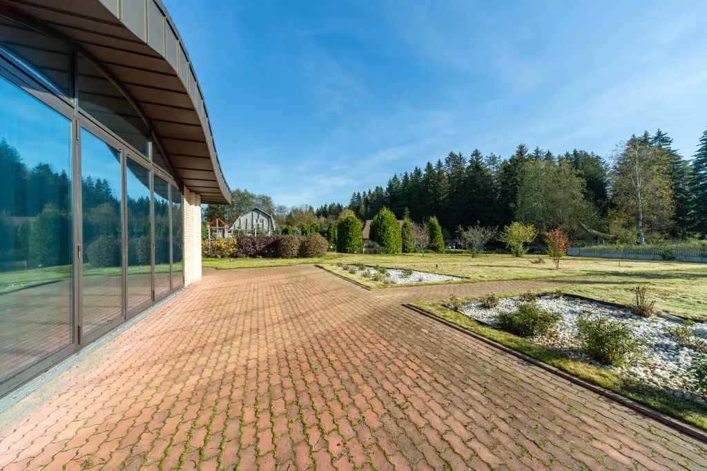 Уютный дом у озера