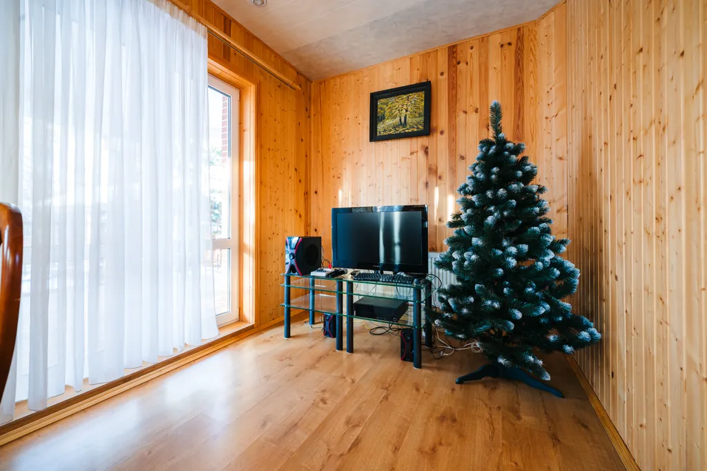 Дом на пруду с камином и караоке