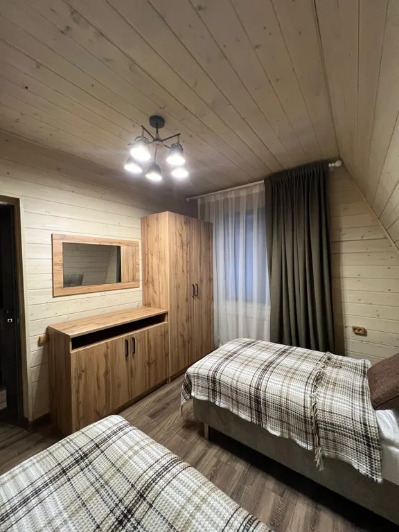 Треугольный дом у реки River House