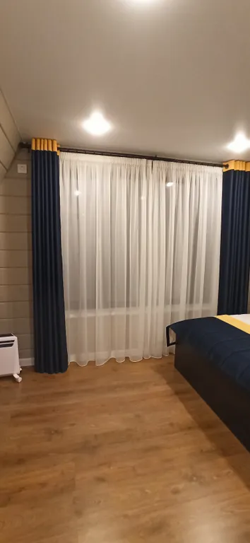 Уютный треугольный домик в лесу