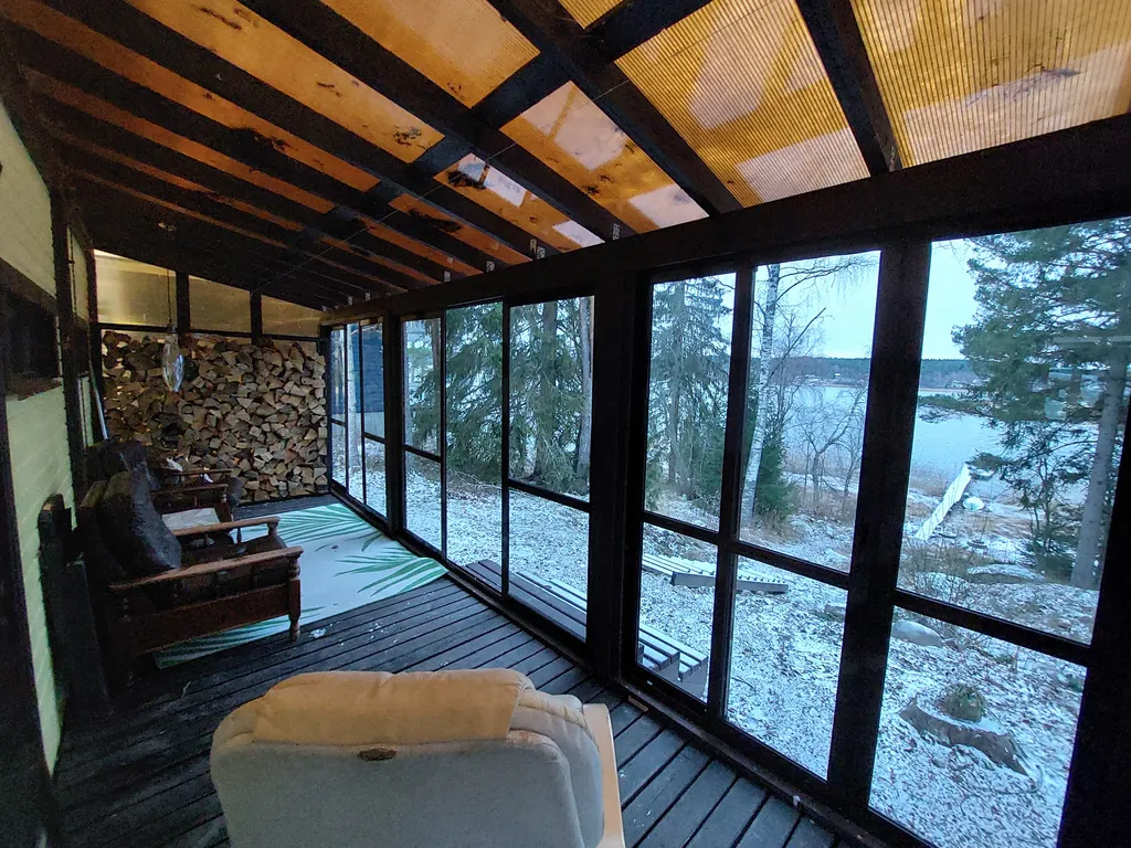 Уединенное место для отдыха у озера