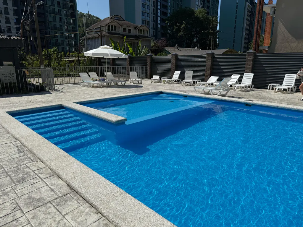 Апартаменты с бассейном недалеко от моря