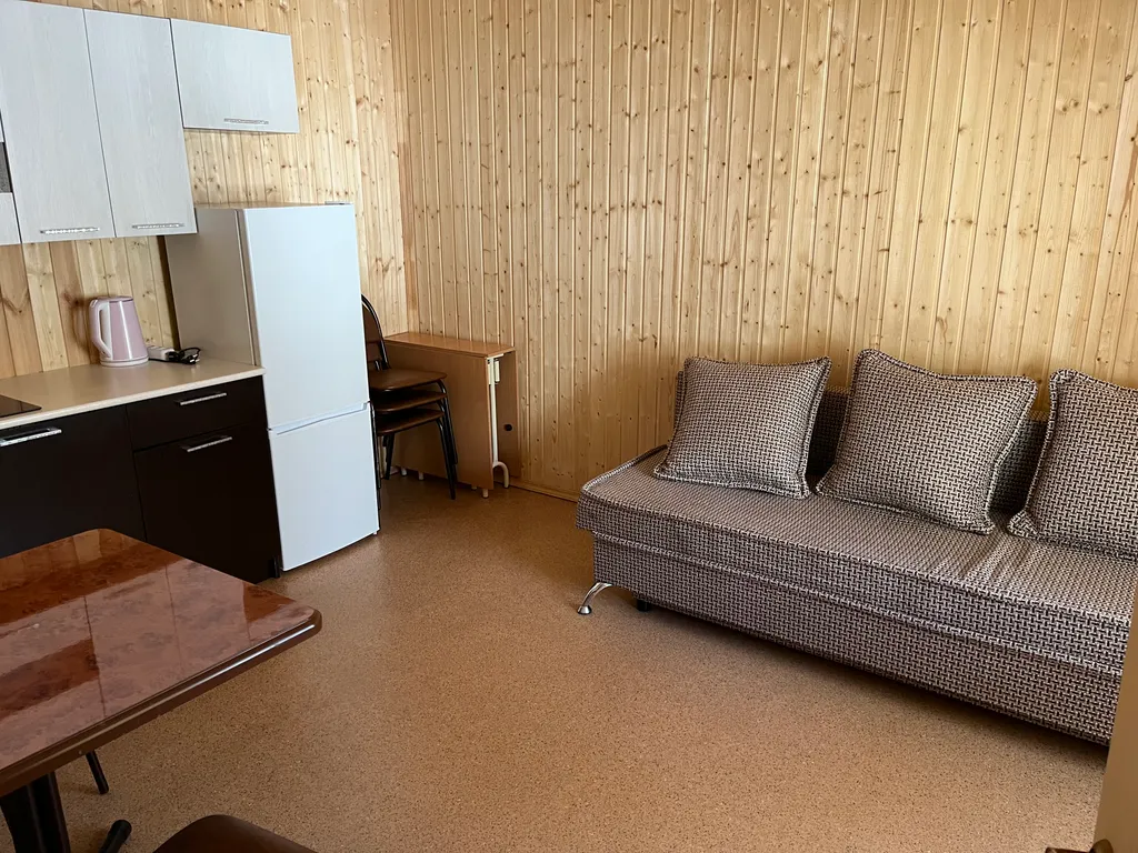 Коттедж Отделенный деревьями от других новый дом с полноценной кухней — Архыз