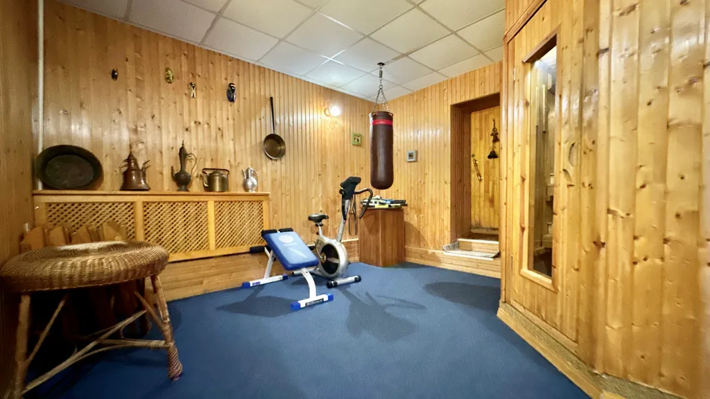 Дом у моря с личным парком, бассейном и сауной