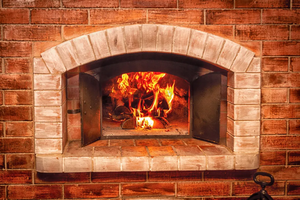 Усадьба Медвежий угол в лесу на берегу озера