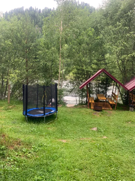 Уютный дом на берегу реки