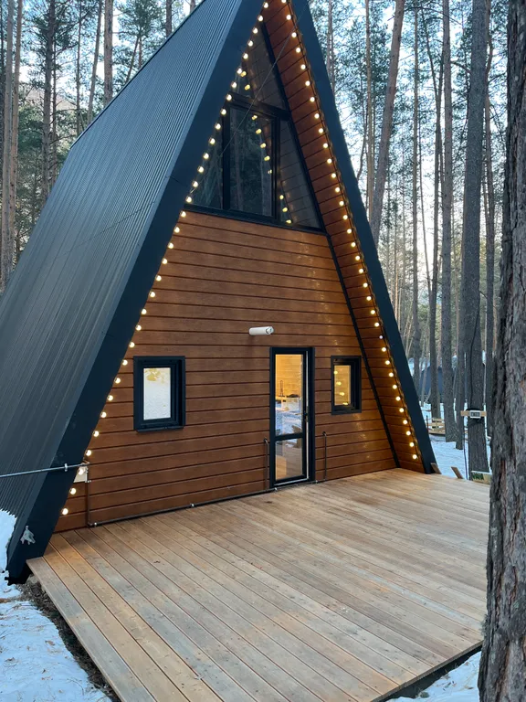 Уютный дом а-фрейм в сосновом лесу