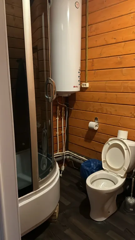 Деревянный коттедж с большой территорией рядом с городом