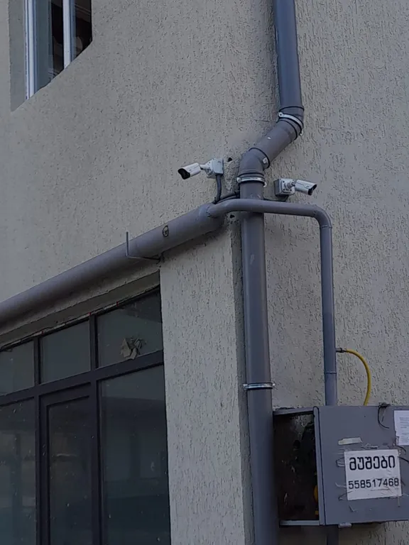 Уютная квартира у моря с видом с балкона на достопримечательности, ели и город