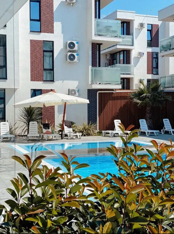 Студия с балконом и подогреваемым бассейном на территории ЖК в центре