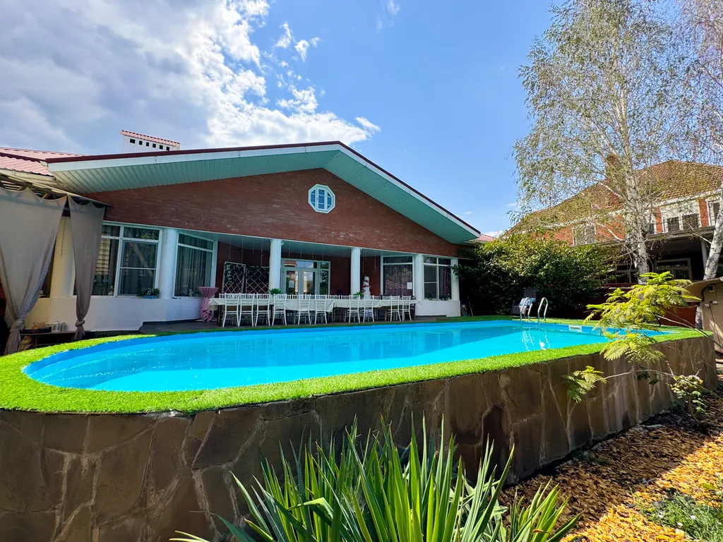 Дом с бассейном у парка Галицкого