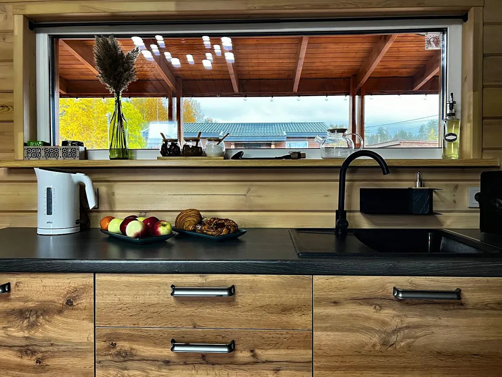 Уютный домик Karhumökki в окружении соснового леса и озер, у Игоры