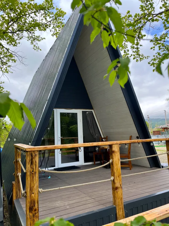 Афрейм на опушке леса с бассейном