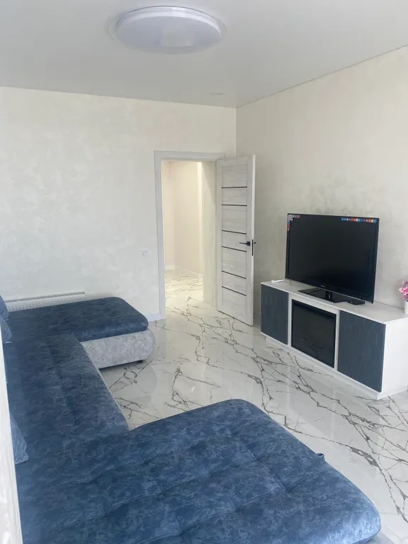 На берегу с видом на море