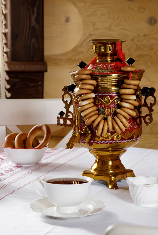 Эко-коттедж в русском стиле с панорамными окнами и террасой в лес