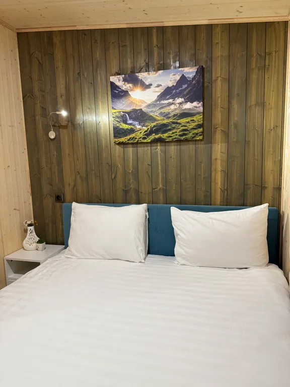 Домик с камином у ручья