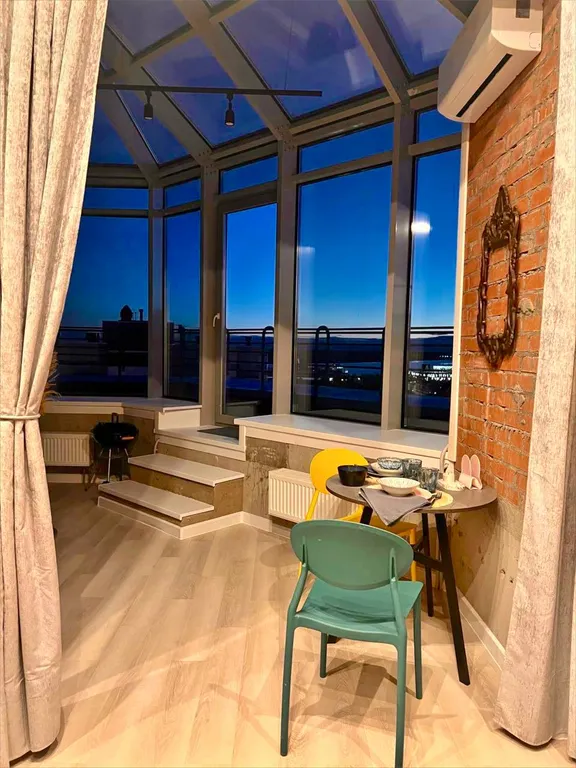 Шикарная квартира с панорамными окнами и террасой рядом с титан ареной