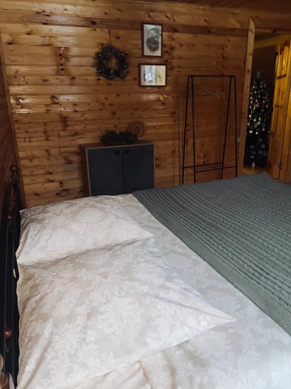 Берлога люкс, коттедж с банным чаном для отдыха с видом на лес и скалы