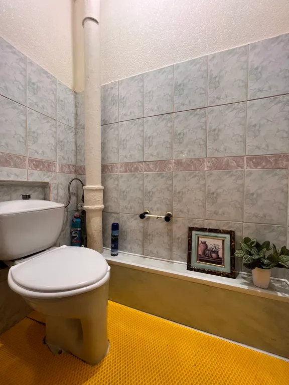 Трёхкомнатная квартира с раздельными комнатами, балконом в центре