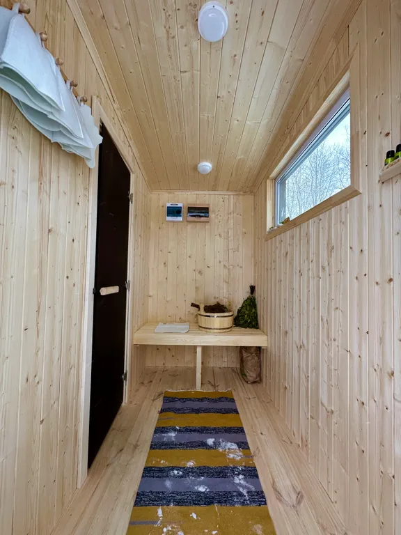 Дом с панорамными окнами с видом на лес