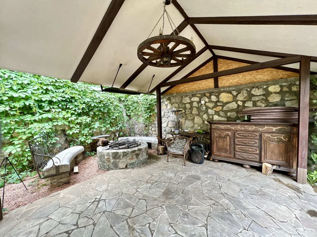 Дом в Гаспре с бассейном и беседкой