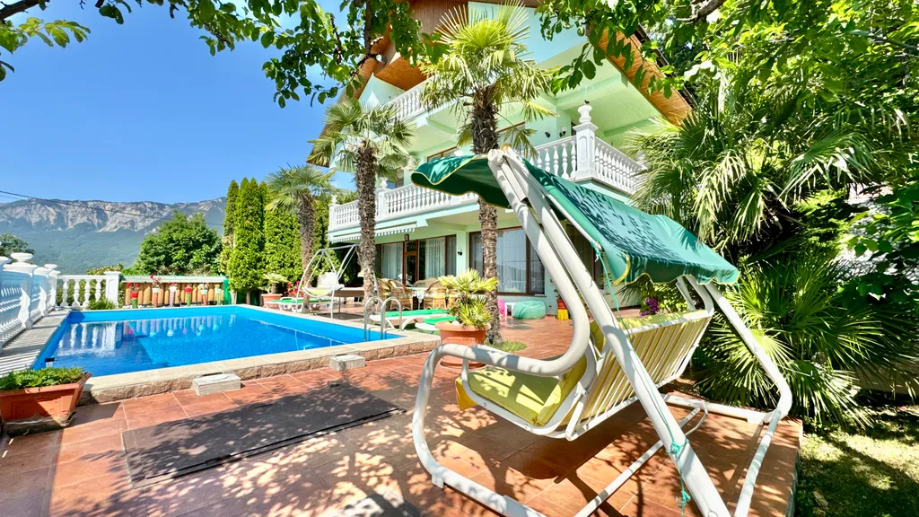 Дом с бассейном в Аутке