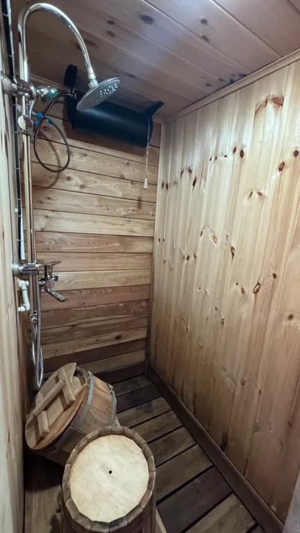 Дом на берегу реки с бассейном и видом