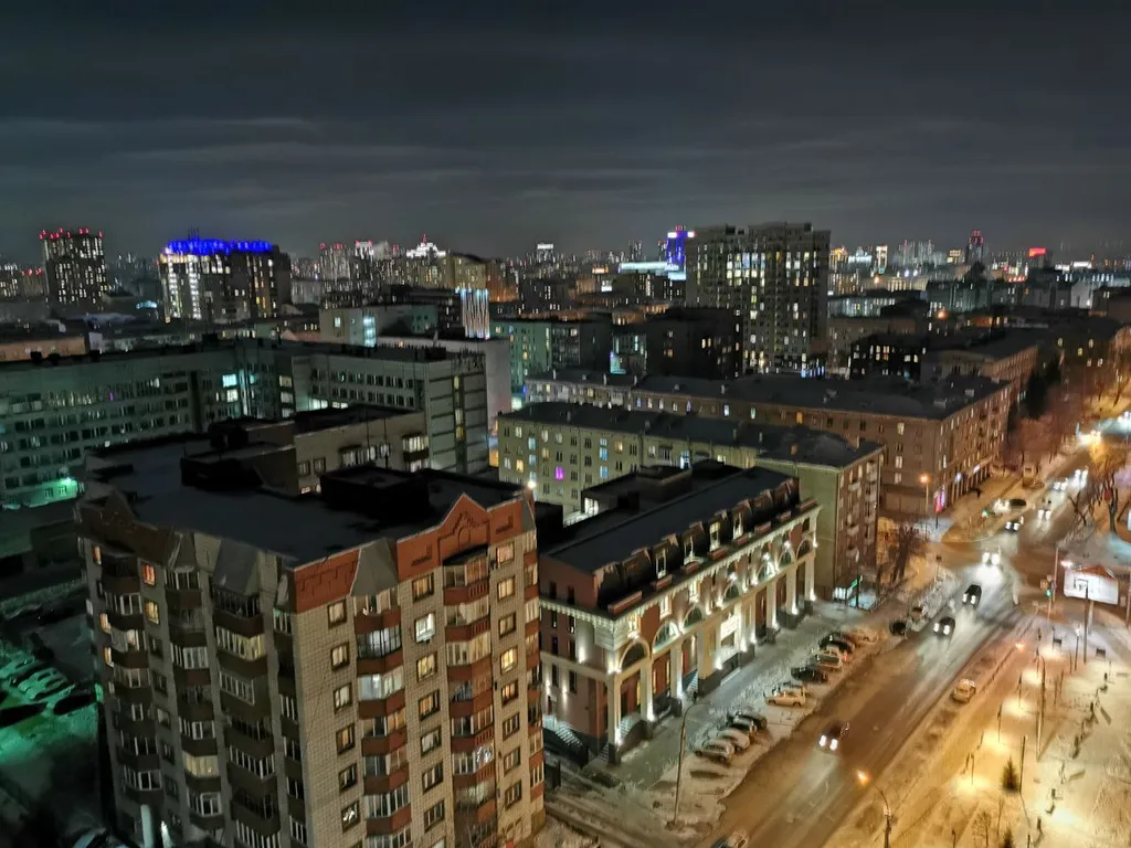 Квартира в люкс доме с парковкой в 10 минутах пешком от площади Ленина