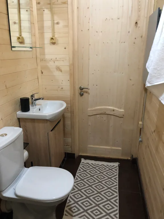 Домики-шале с видом на сосновый лес