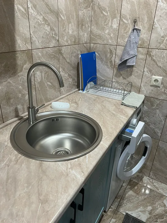 Уютная комната в доме с ванной комнатой