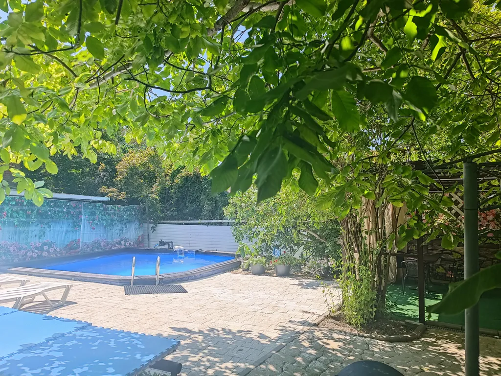 Часть дома с бассейном