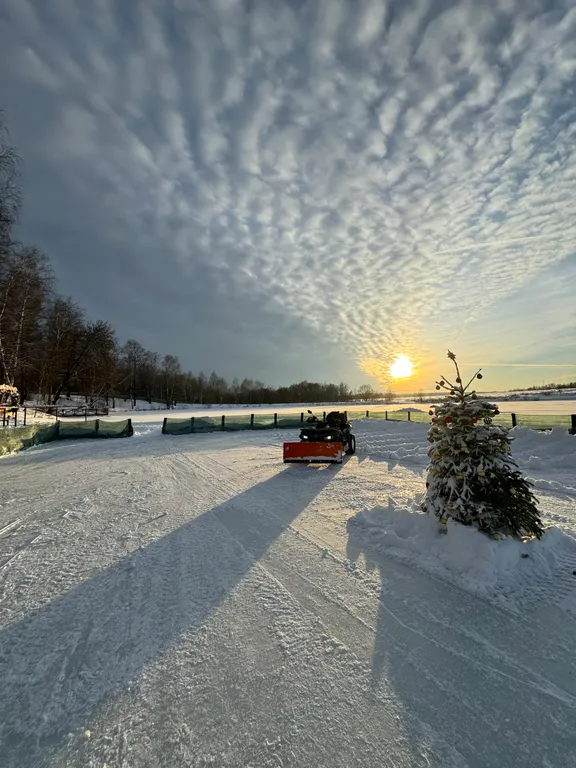 Современный дом у озера с купелью и своим катком. В феврале скидки