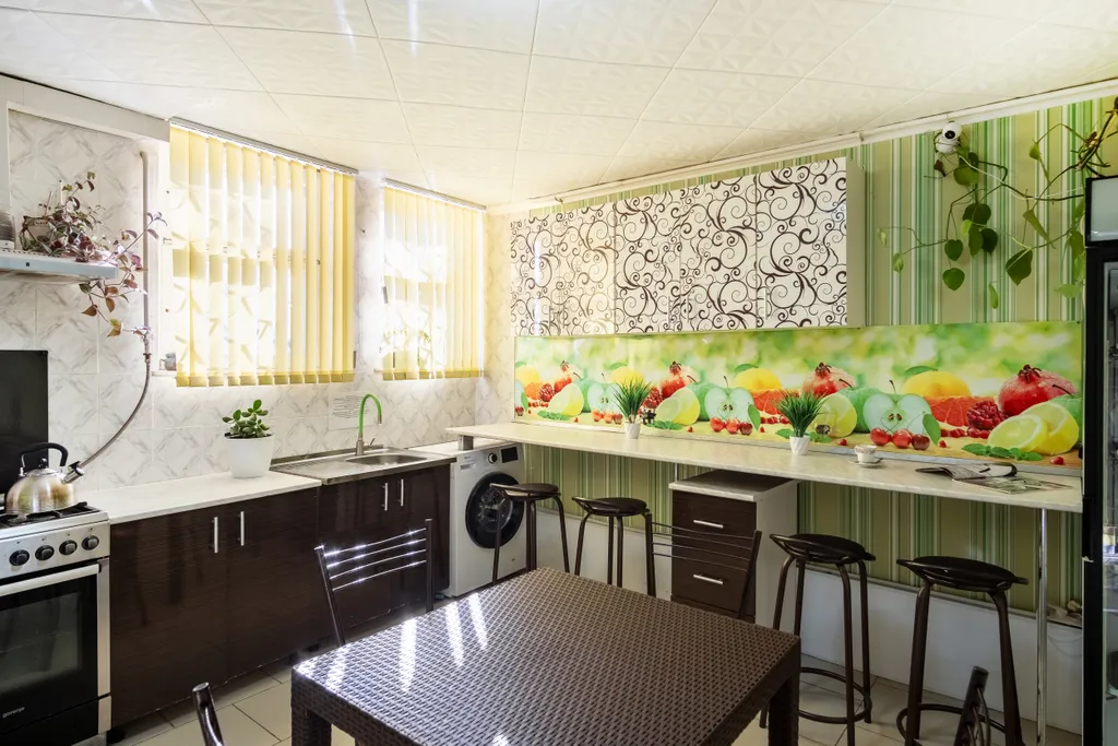 Комната с окном в Доме Путешественника