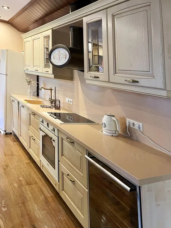 Уютный коттедж в городе со своим озером на территории