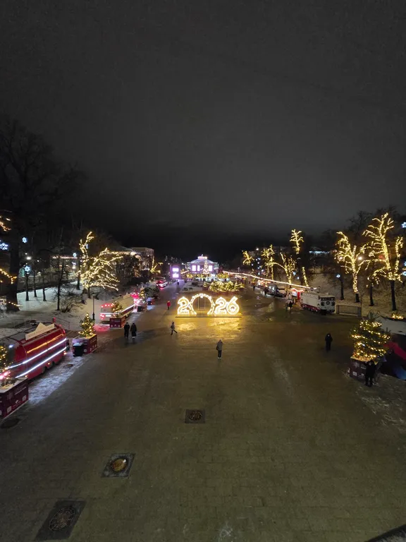 Центрее не бывает! Сразу за памятником ленина в стиле есенинская русь
