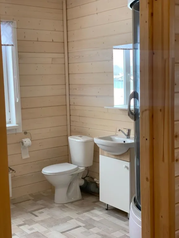 Уютный дом в жилой деревне возле реки