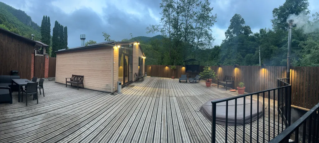 Домик в горах на берегу горной речки