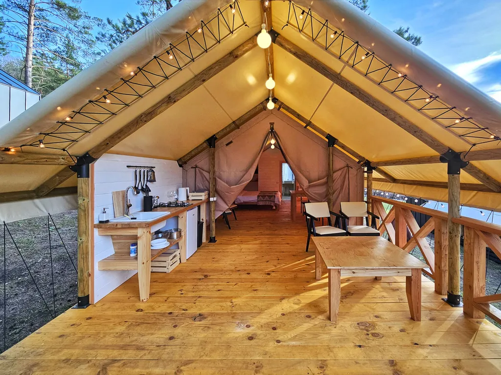 Тёплый сафари-тент с видом на горы