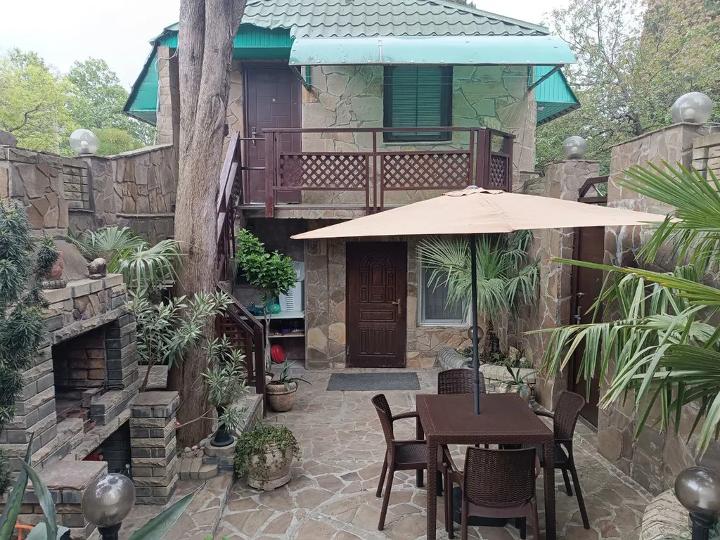 Двухуровневая квартира в центре с красивым внутренним двориком — аренда посуточно в Ялта