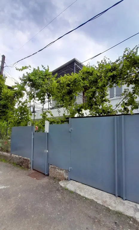 Большой двухэтажный дом с видом на горы