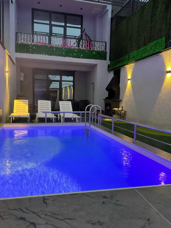 Шикарный дом с бассейном на берегу