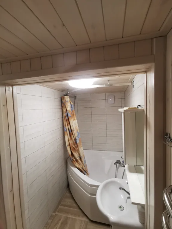 Дом с финской сауной внутри дома с большой беседкой и барбекю