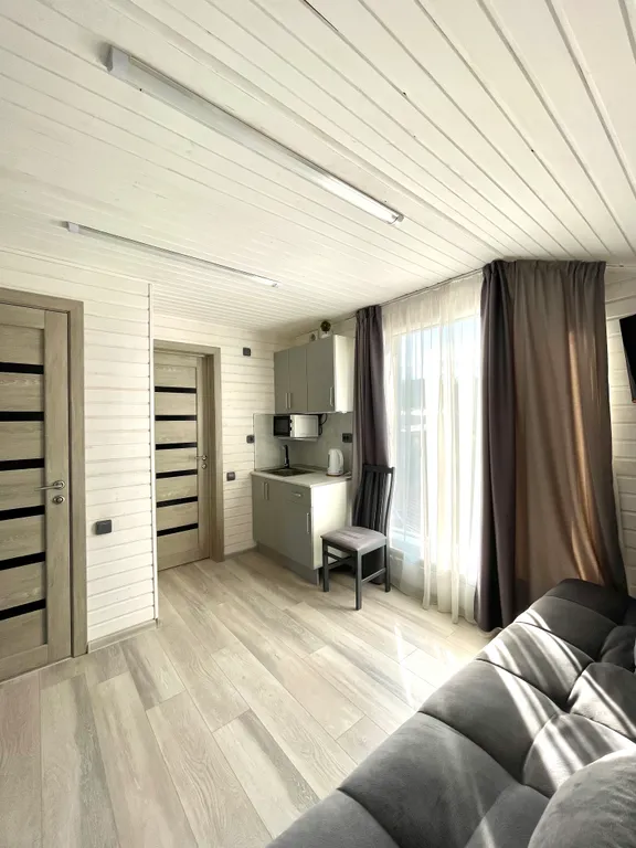 Номер с панорамными окнами и видом на озеро