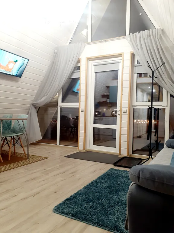 Яркий, новый, стильный большой коттедж Хижина зайца