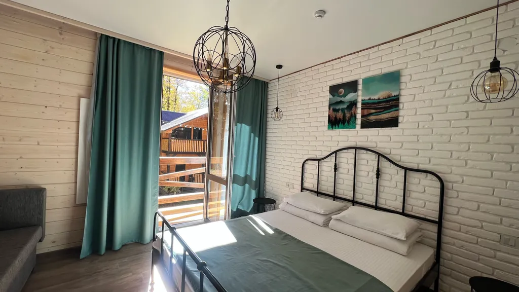 Уютный коттедж на большую компанию в лесу