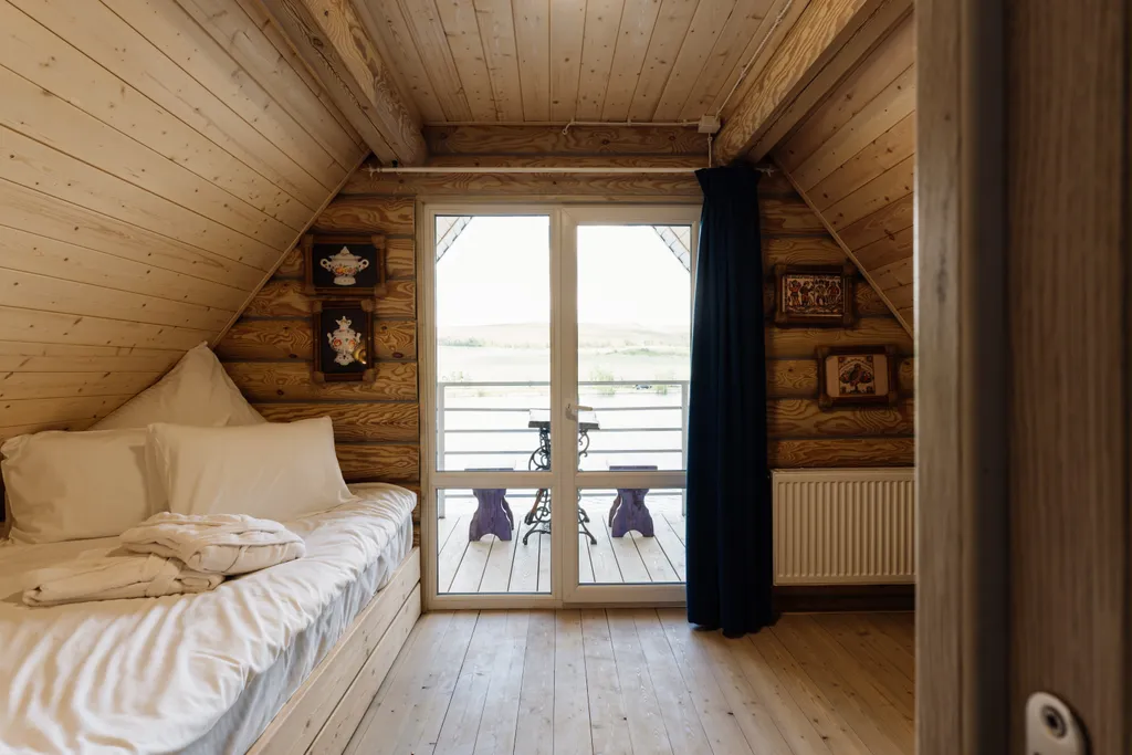 Двухэтажный сруб на берегу озера