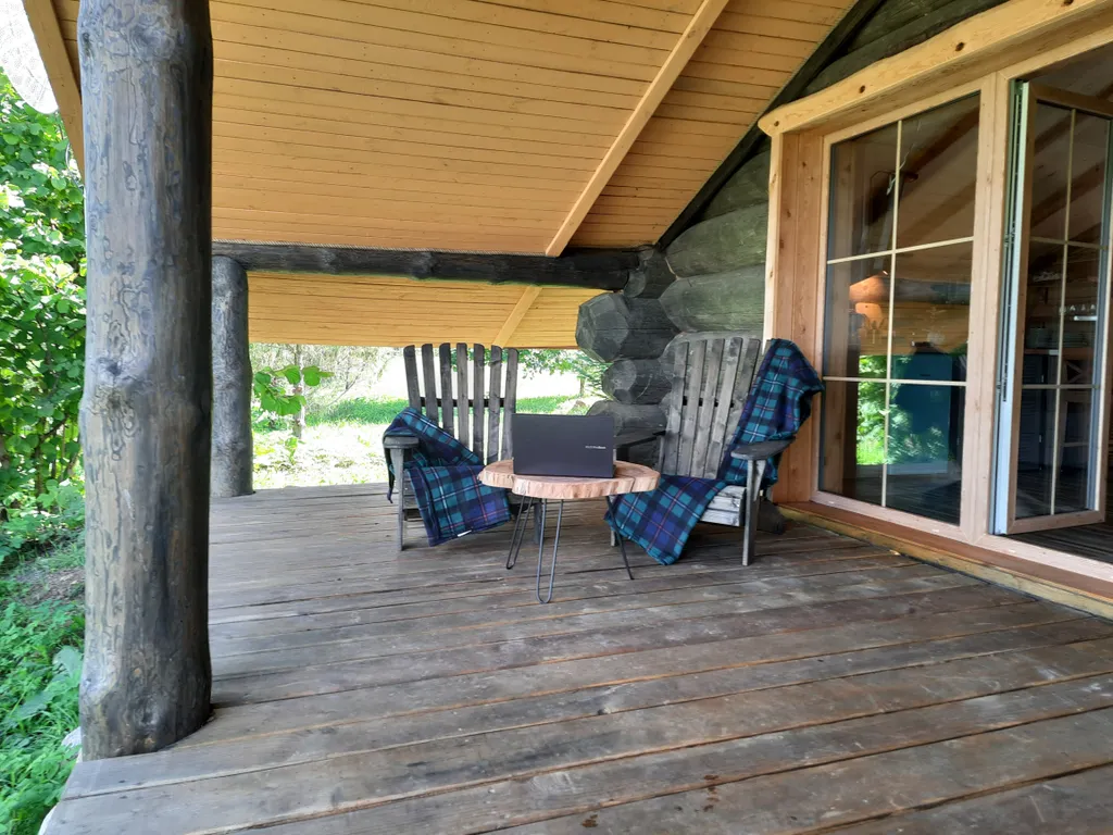 Домик с видом на озеро